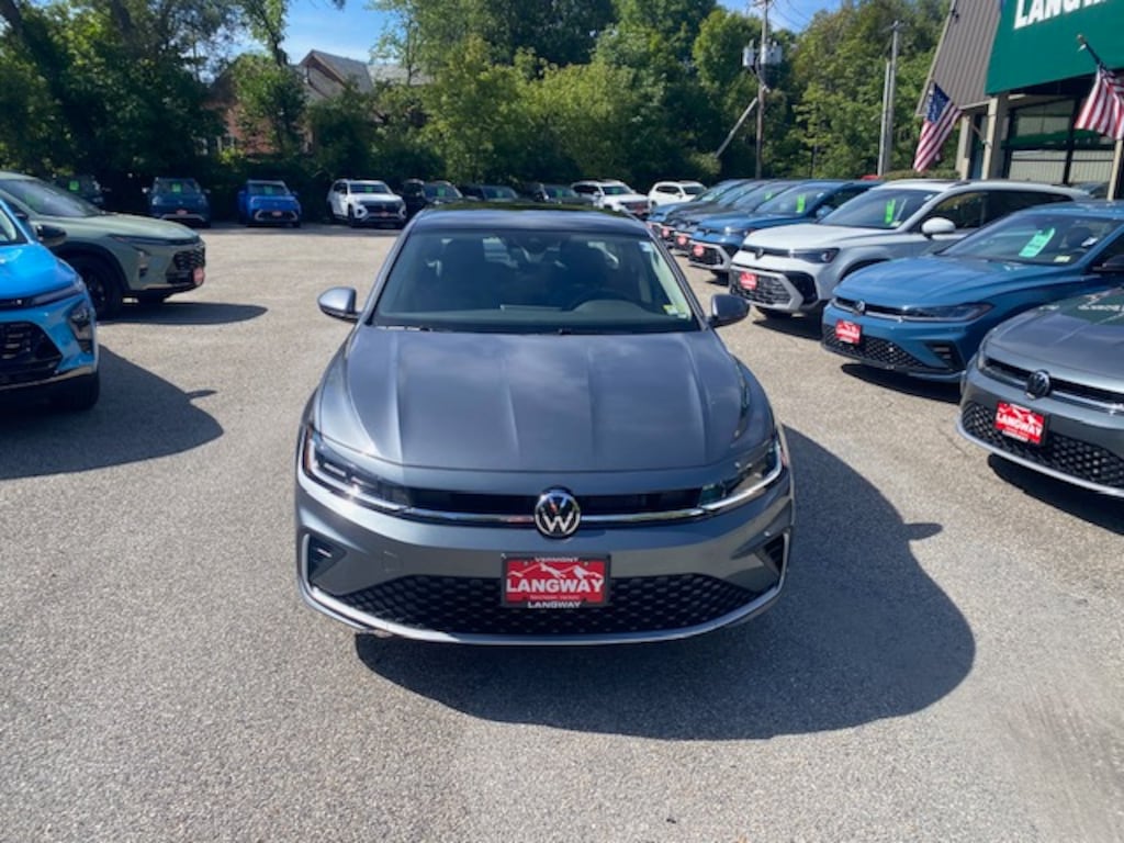 New 2025 Volkswagen Jetta SE SE Auto