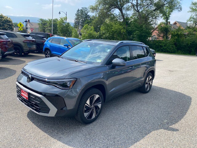2025 Volkswagen Taos SE photo 2