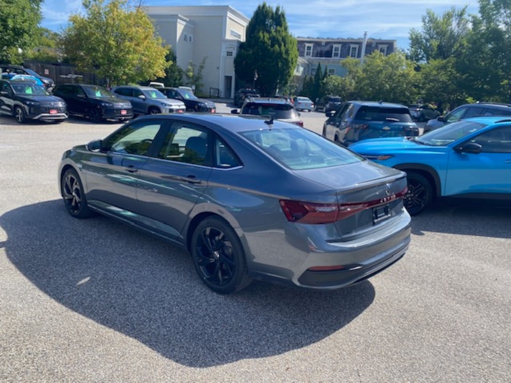 New 2025 Volkswagen Jetta SE SE Auto