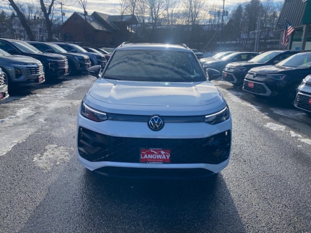 New 2026 Volkswagen Tiguan SE R-Line Black 2.0T SE R-Line Black 4MOTION