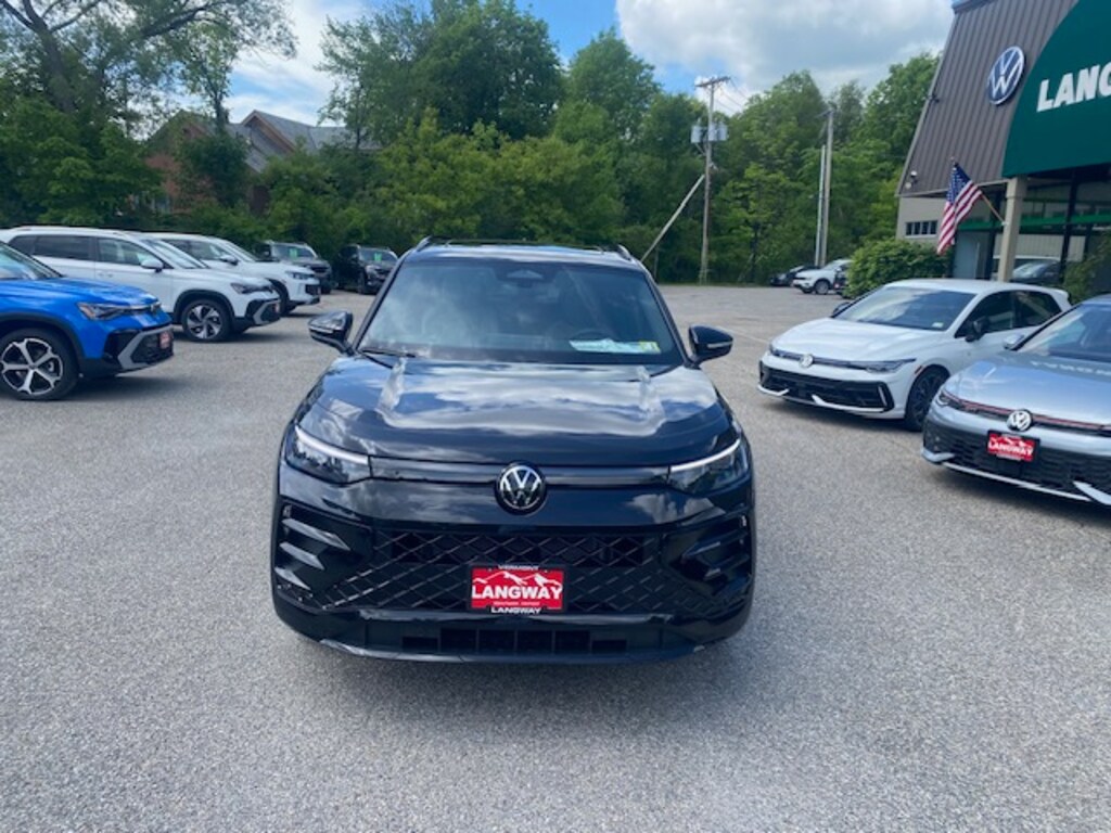 New 2025 Volkswagen Tiguan SE R-Line Black 2.0T SE R-Line Black 4MOTION