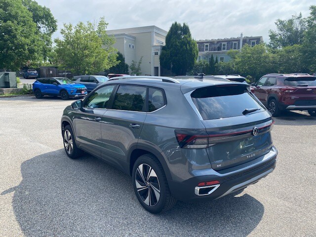 2025 Volkswagen Taos SE photo 3