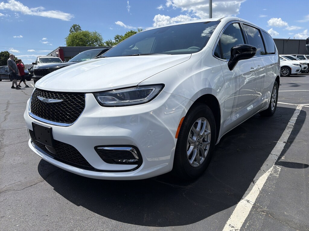 Used 2025 Chrysler Pacifica Select Select FWD