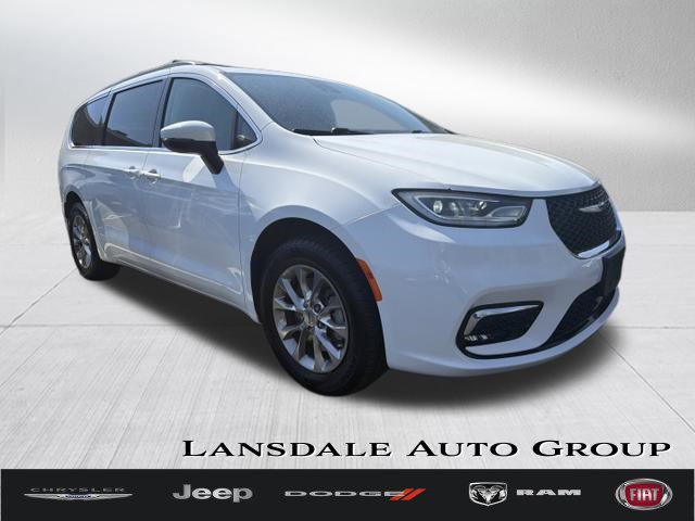 2023 Chrysler Pacifica Touring L AWD's photo