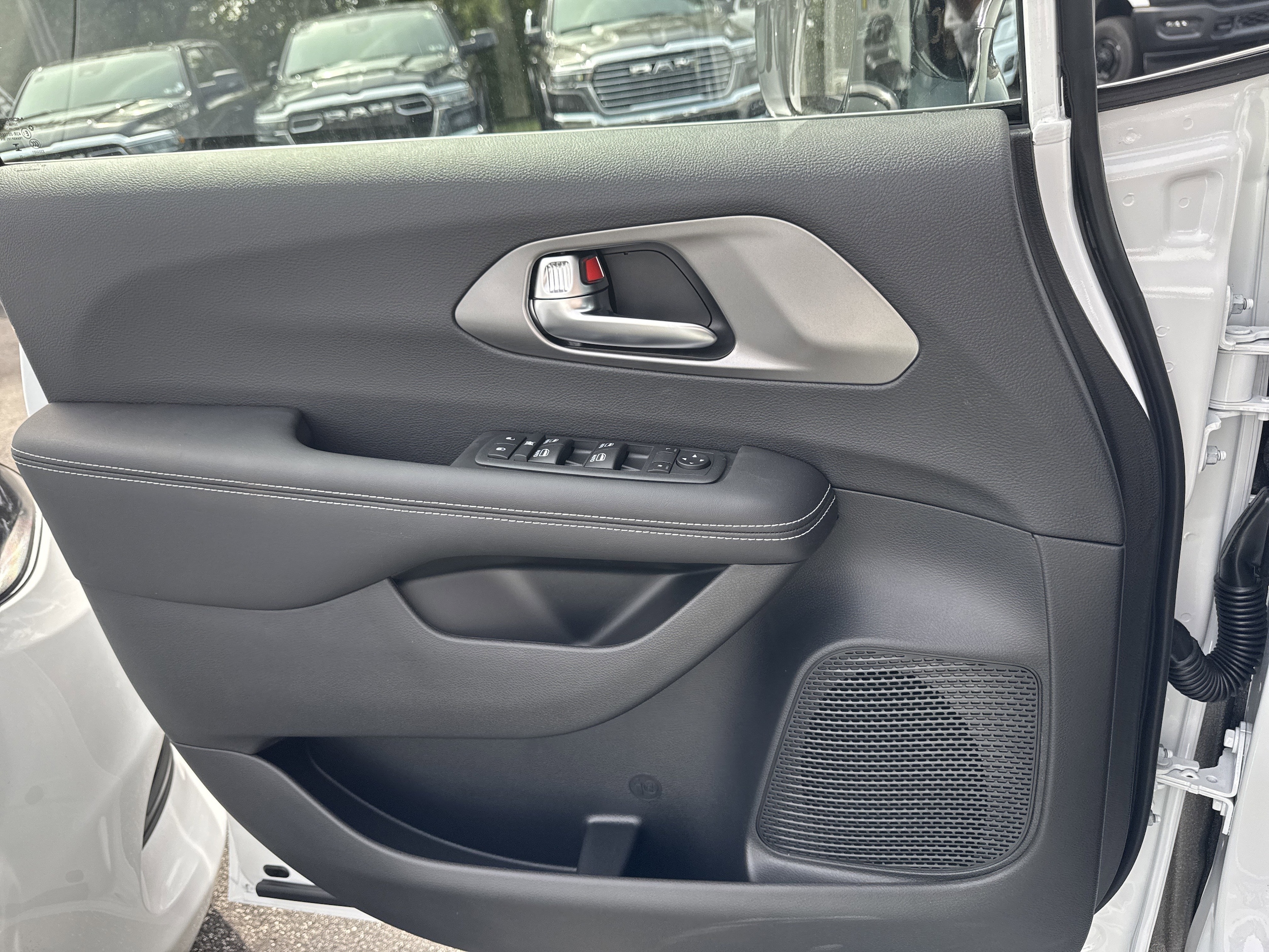 2026 Chrysler Voyager LX - Photo 32