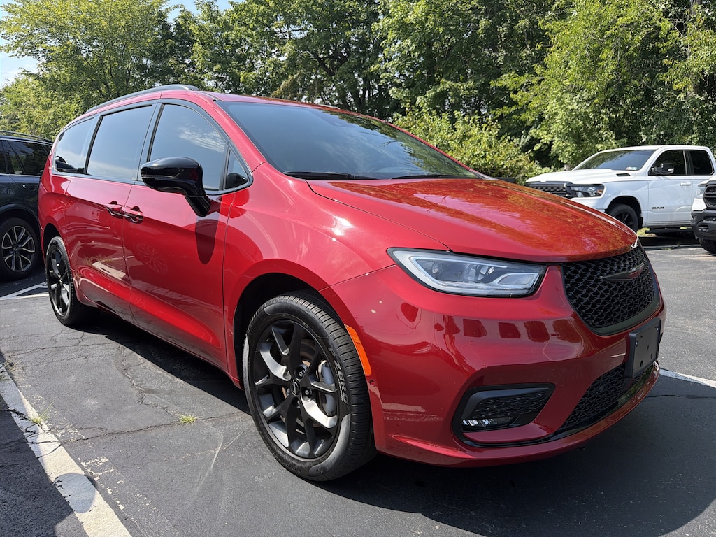 Certified 2025 Chrysler Pacifica Limited Limited AWD