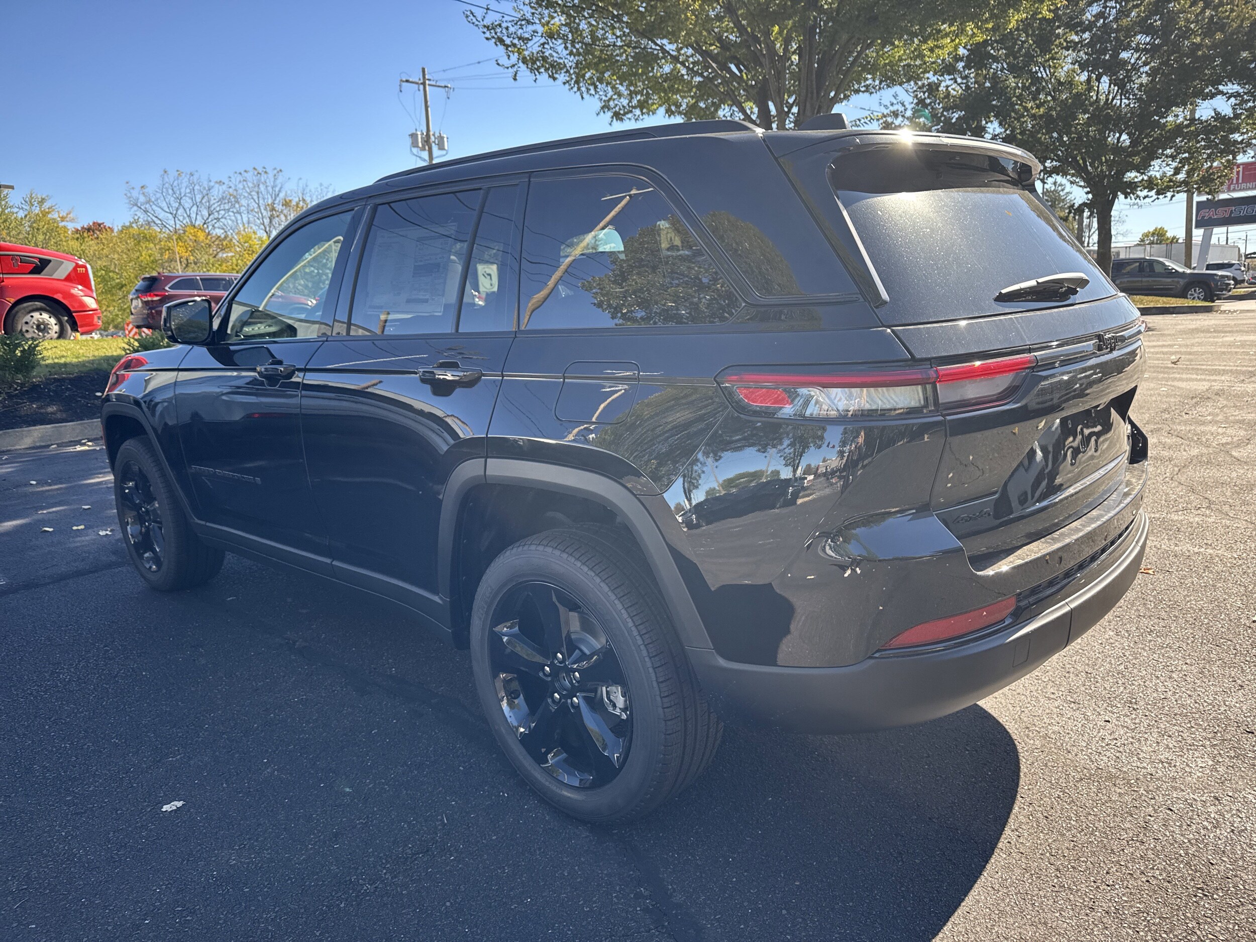 2025 Jeep Grand Cherokee Limited photo 4