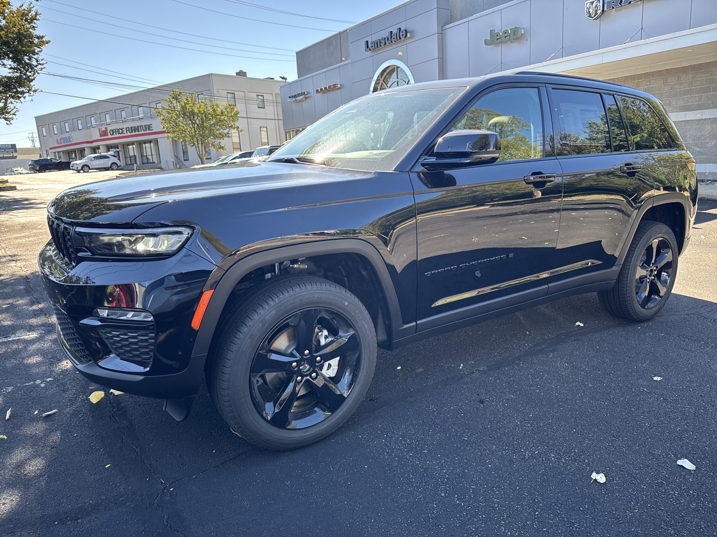 2025 Jeep Grand Cherokee Limited photo 3