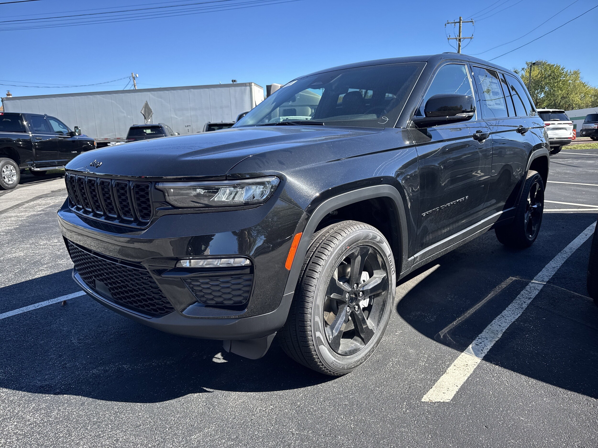 2025 Jeep Grand Cherokee Limited photo 3