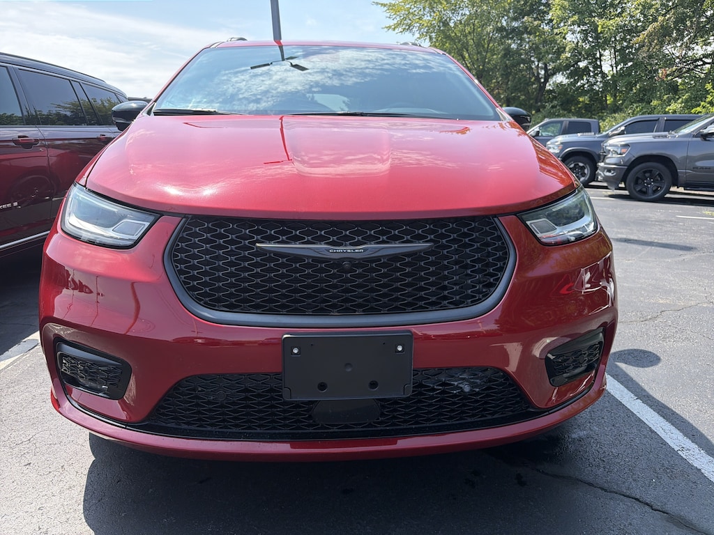 Certified 2025 Chrysler Pacifica Limited Limited AWD