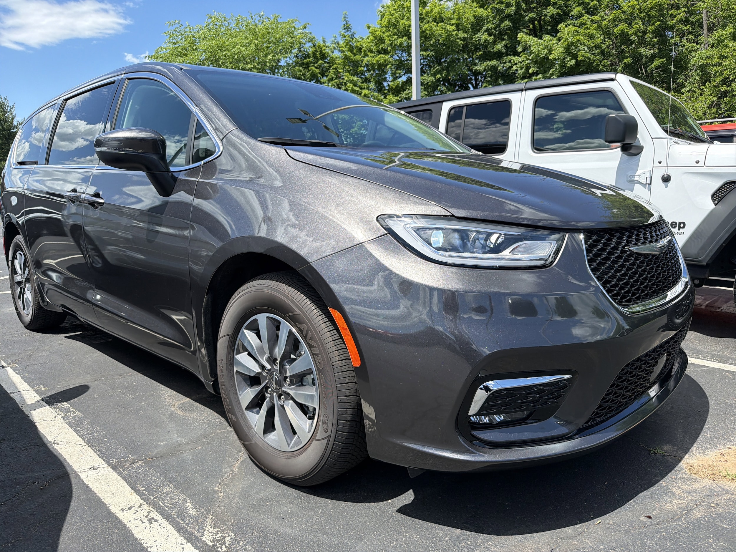 2023 Chrysler Pacifica Hybrid Touring L Hybrid's photo