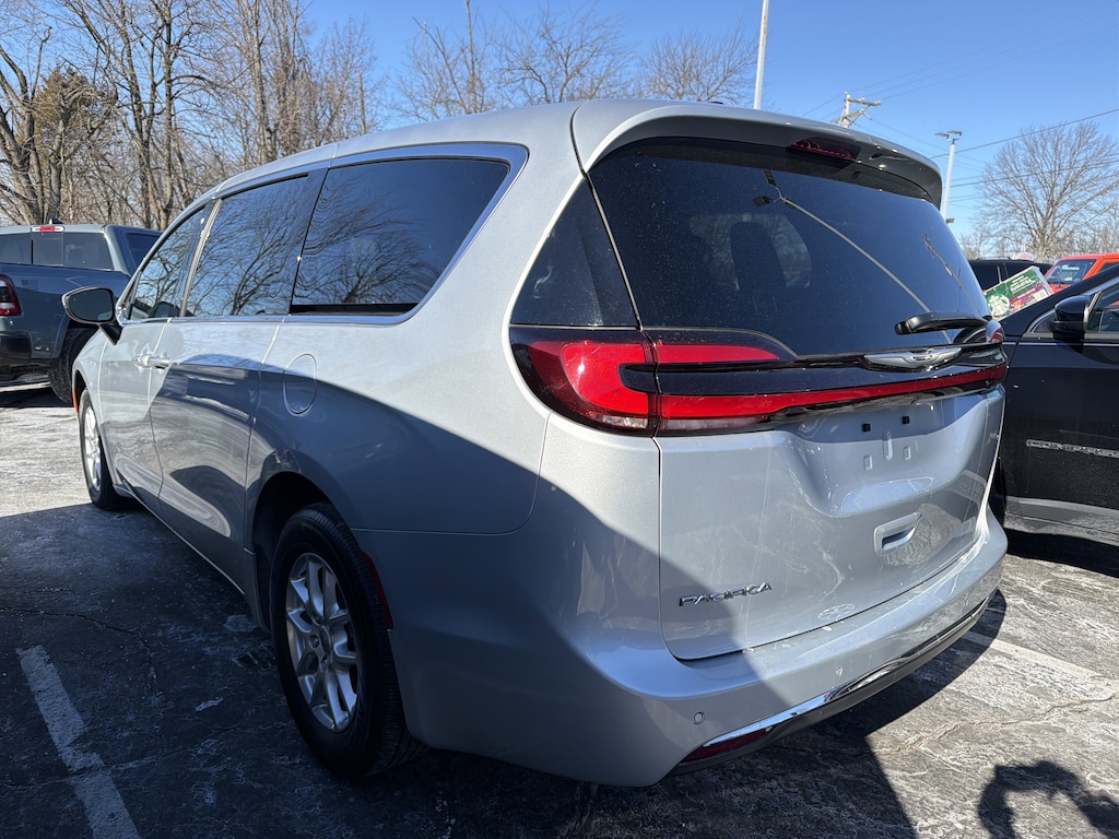 Used 2023 Chrysler Pacifica Touring Touring FWD