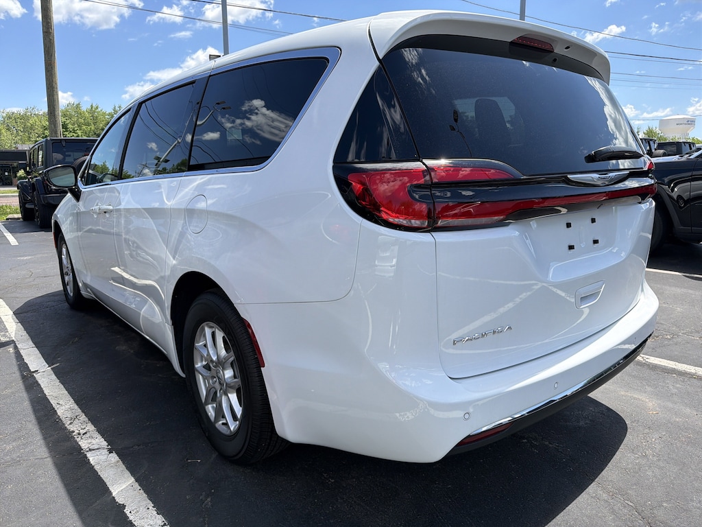 Used 2025 Chrysler Pacifica Select Select FWD
