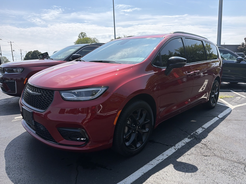 Certified 2025 Chrysler Pacifica Limited Limited AWD
