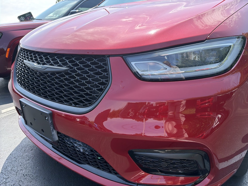 Certified 2025 Chrysler Pacifica Limited Limited AWD