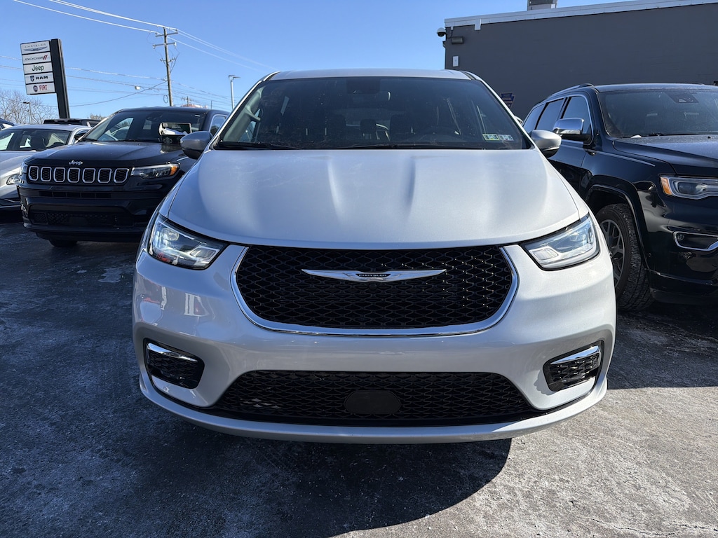 Used 2023 Chrysler Pacifica Touring Touring FWD