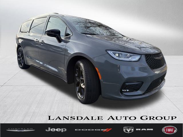 2025 Chrysler Pacifica Limited's photo