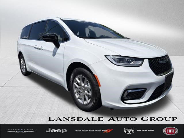 2025 Chrysler Pacifica Select's photo