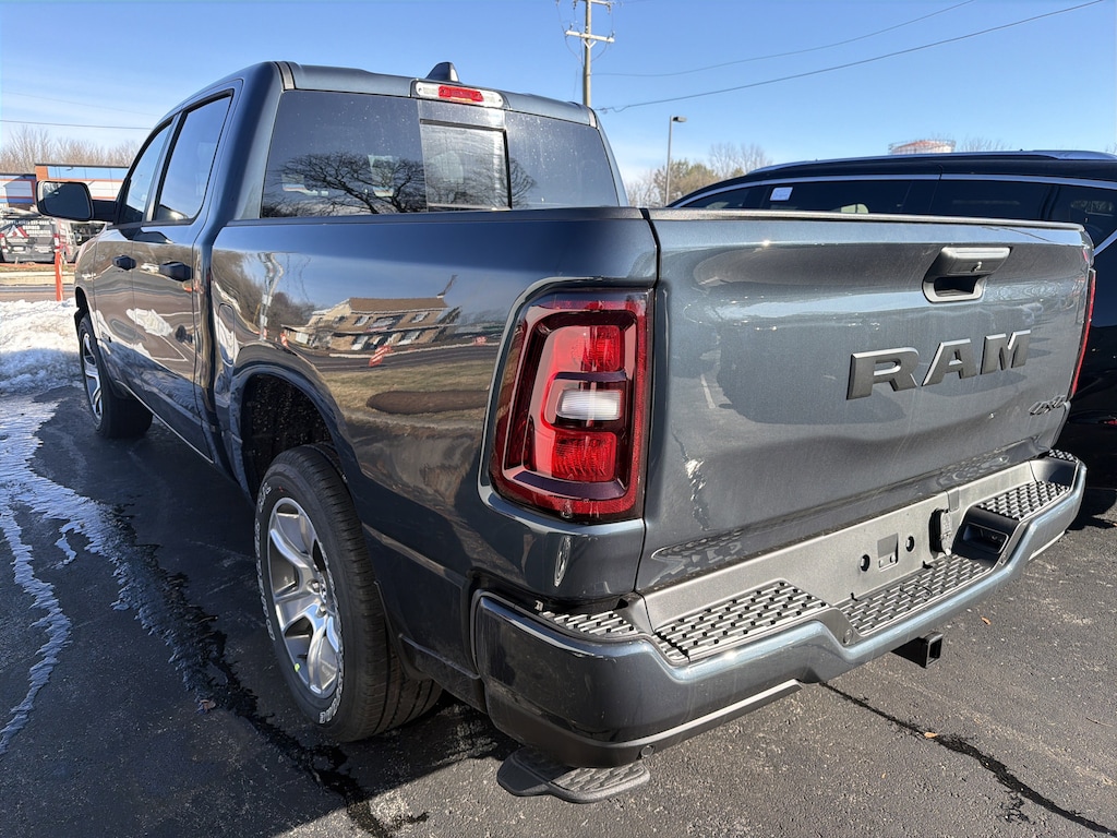 New 2026 Ram 1500 EXPRESS CREW CAB 4X4 5'7 BOX Pickup