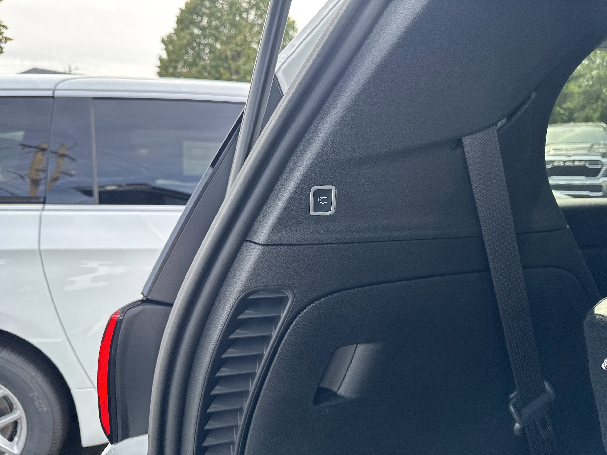 2026 Chrysler Voyager LX - Photo 10