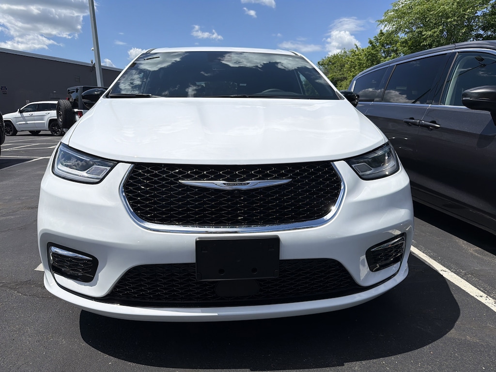 Used 2025 Chrysler Pacifica Select Select FWD