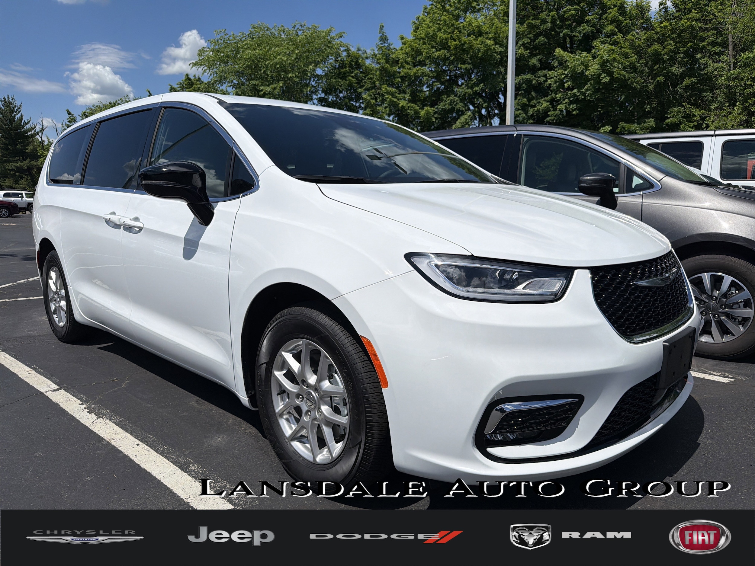 2025 Chrysler Pacifica Select's photo