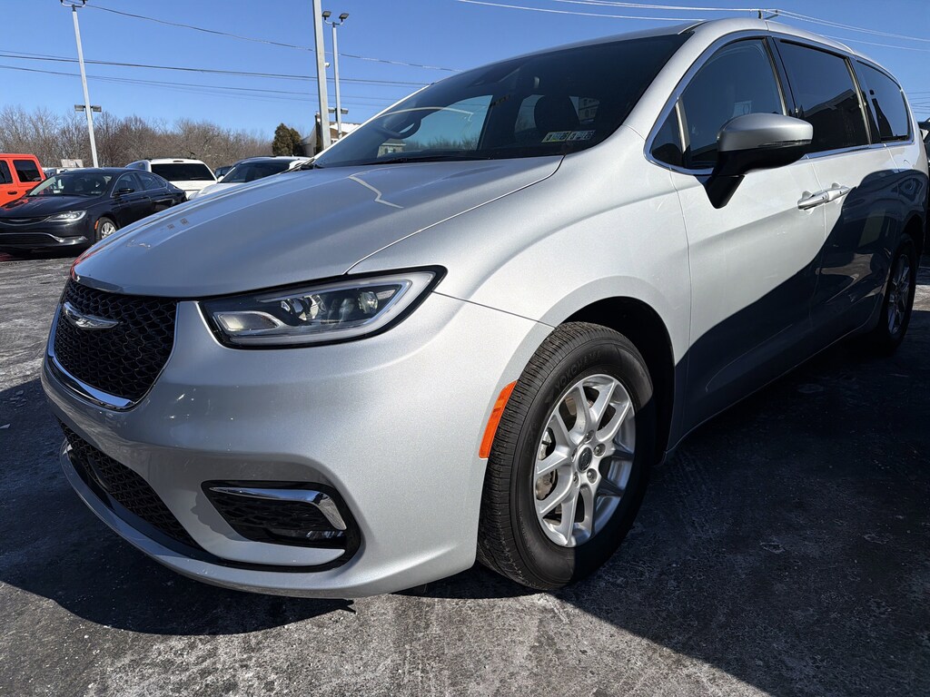 Used 2023 Chrysler Pacifica Touring Touring FWD