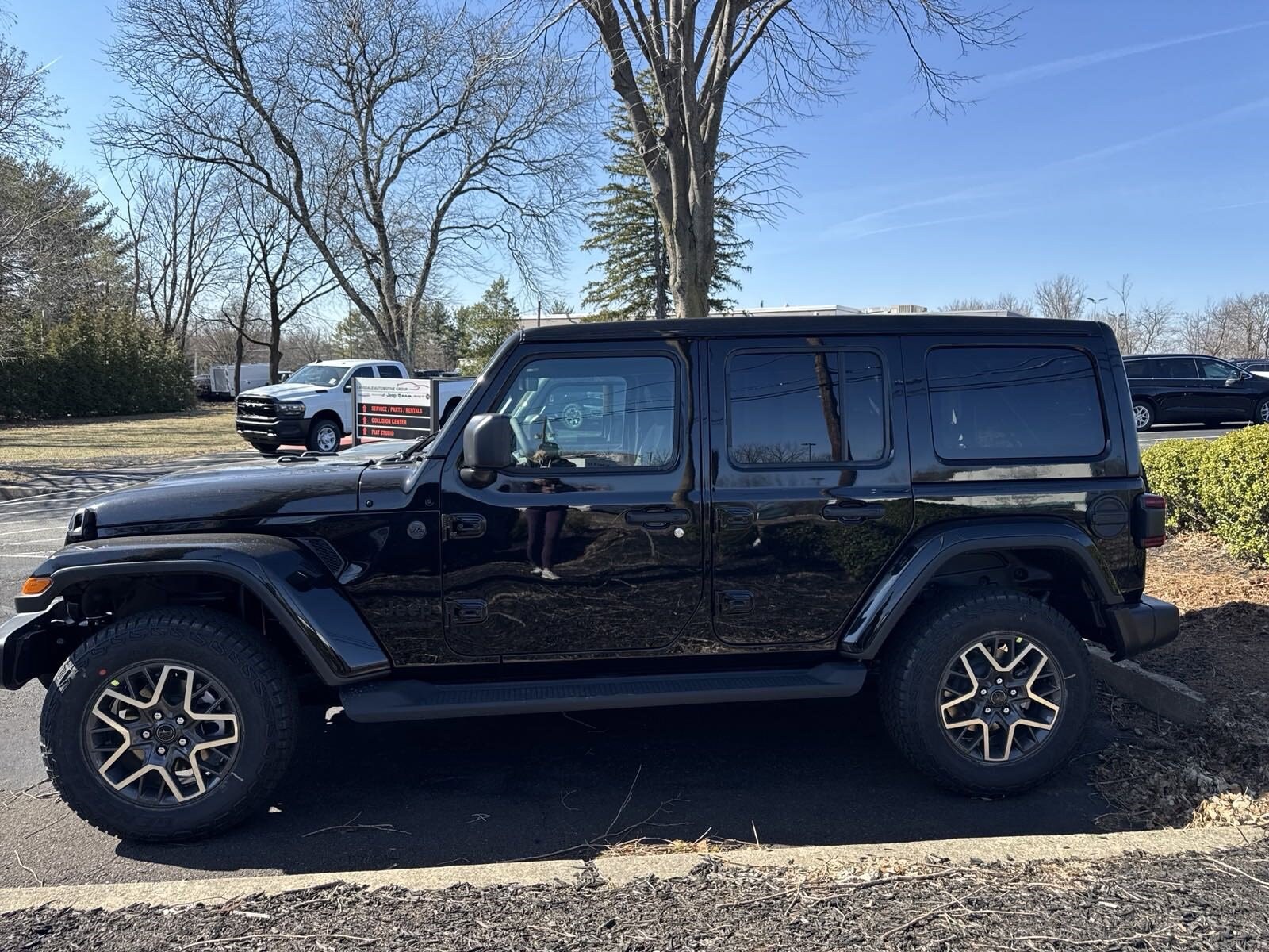 2025 Jeep Wrangler Sahara photo 4