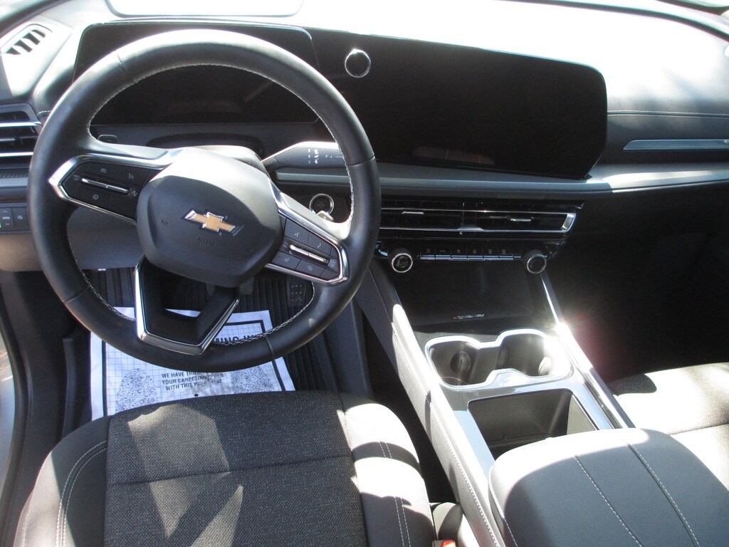Used 2025 Chevrolet Traverse LT SUV