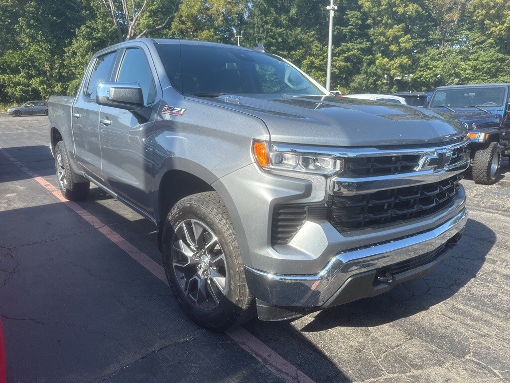 2023 Chevrolet Silverado 1500 LT photo 2