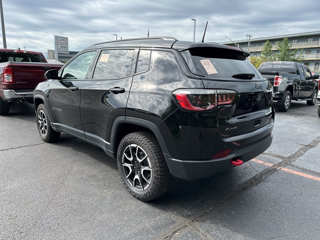 2024 Jeep Compass Trailhawk photo 2