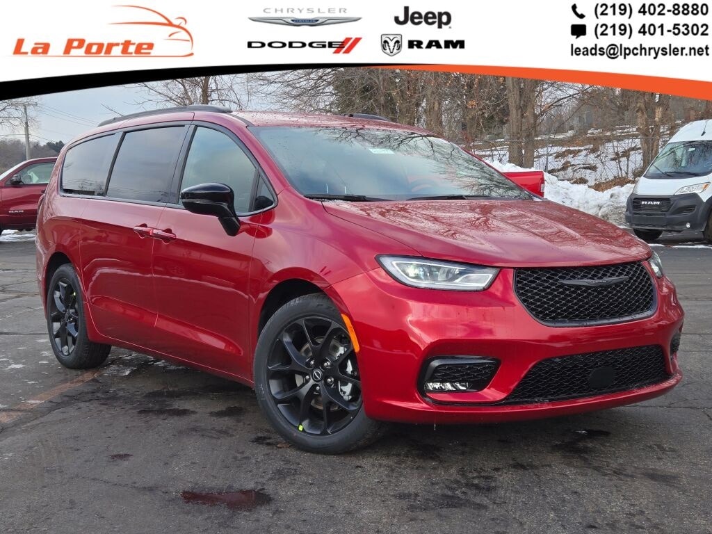 2026 Chrysler Pacifica Select's photo