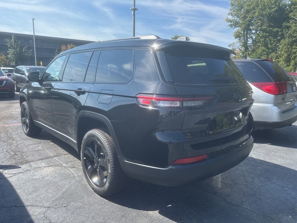 2025 Jeep Grand Cherokee Limited photo 2