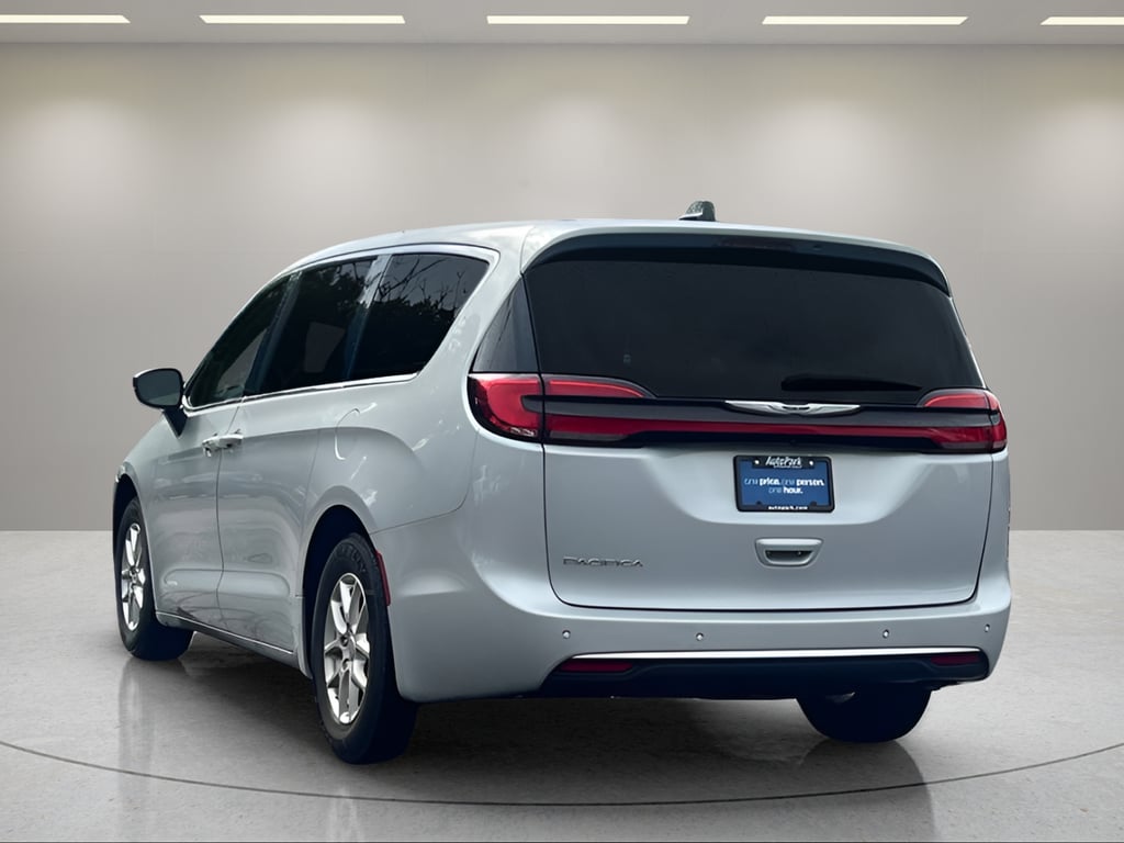 Used 2024 Chrysler Pacifica Touring L Minivan/Van