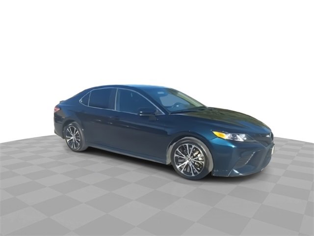 2020 Toyota Camry SE photo 2