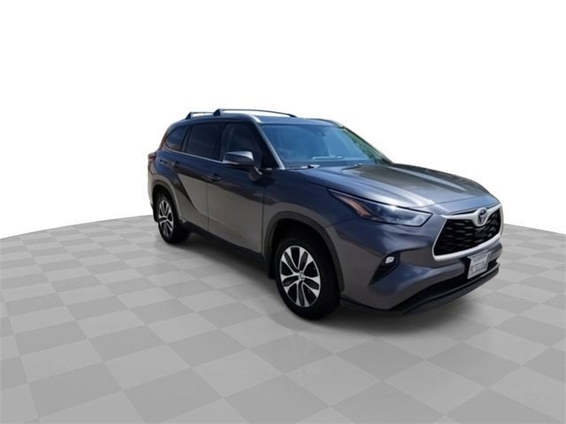 Used 2022 Toyota Highlander XLE with VIN 5TDHZRAH9NS132812 for sale in La Quinta, CA