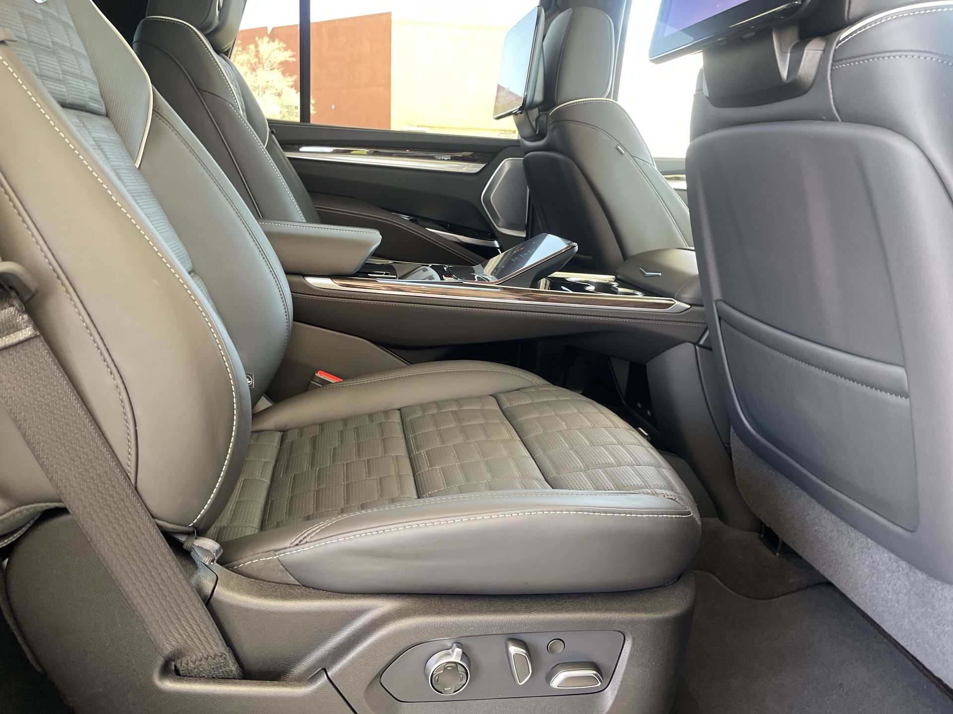2026 Cadillac Escalade Platinum Sport - Photo 88