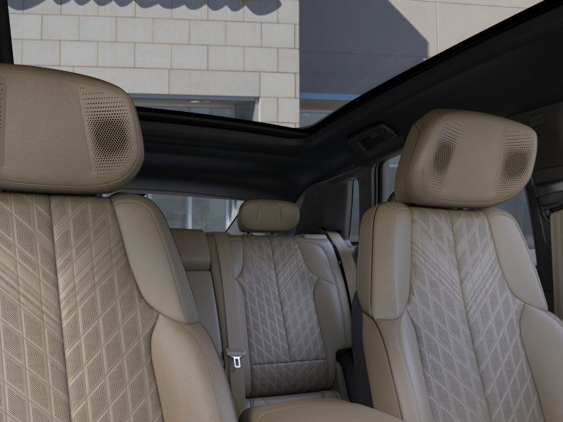 2025 Cadillac LYRIQ Luxury 3 - Photo 24