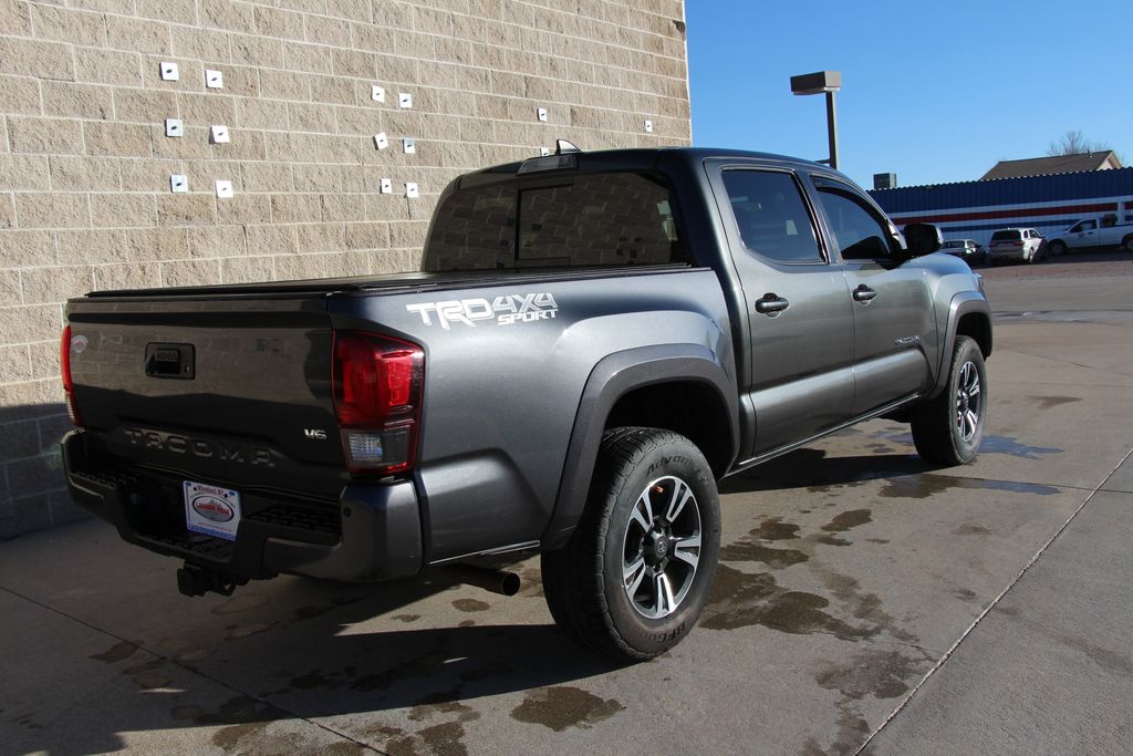 2019 Toyota Tacoma TRD Sport photo 4