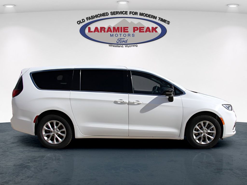 2025 Chrysler Pacifica photo 2