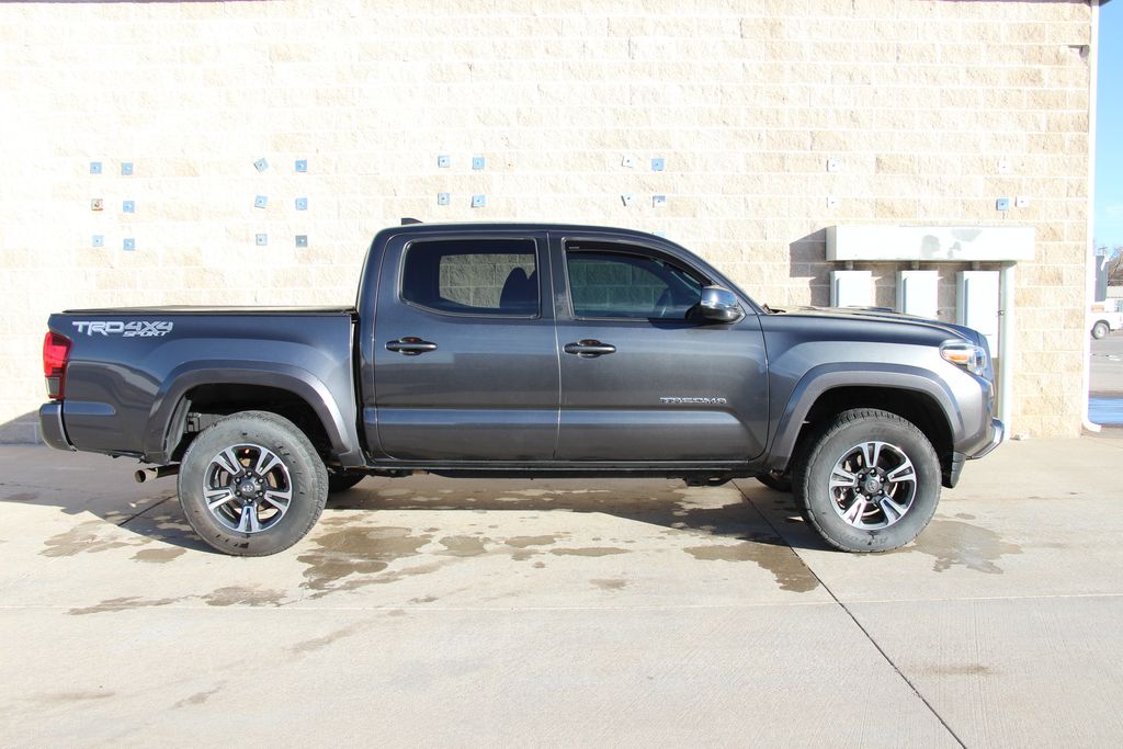 2019 Toyota Tacoma TRD Sport photo 3