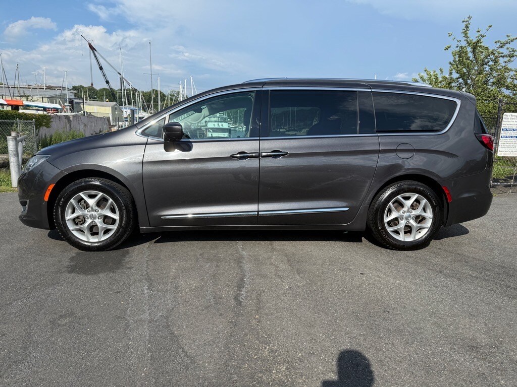 2019 Chrysler Pacifica Touring Plus photo 2
