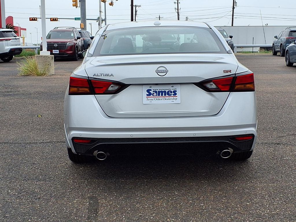 2025 Nissan Altima SR - Photo 6