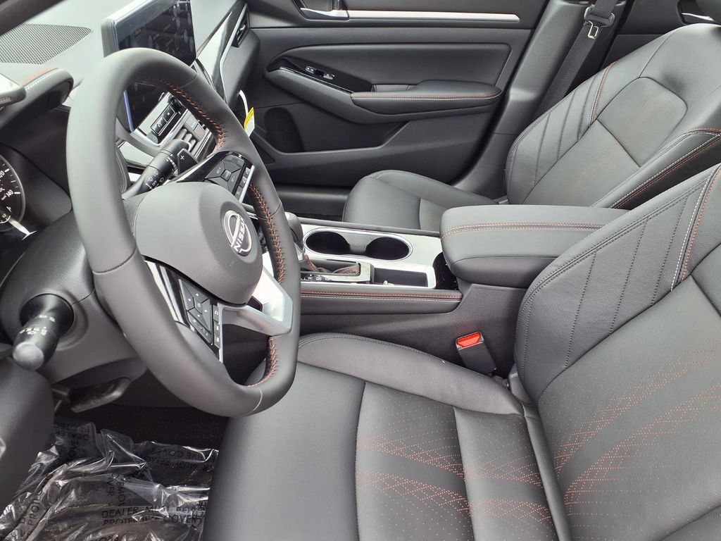 2025 Nissan Altima SR - Photo 14