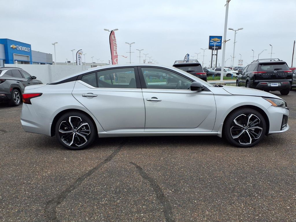 2025 Nissan Altima SR - Photo 8