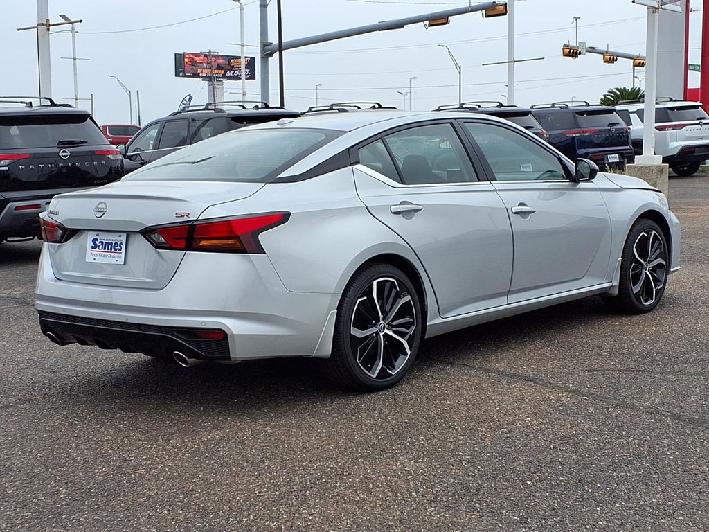 2025 Nissan Altima SR - Photo 7