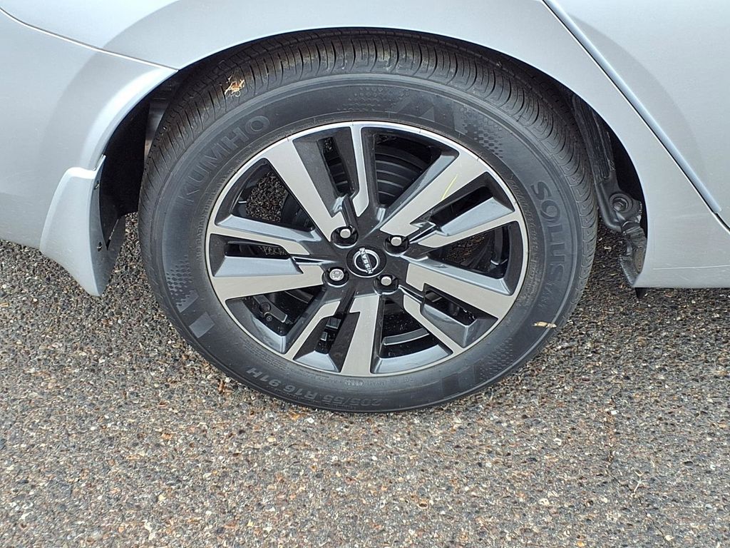2025 Nissan Versa Sedan SV - Photo 9