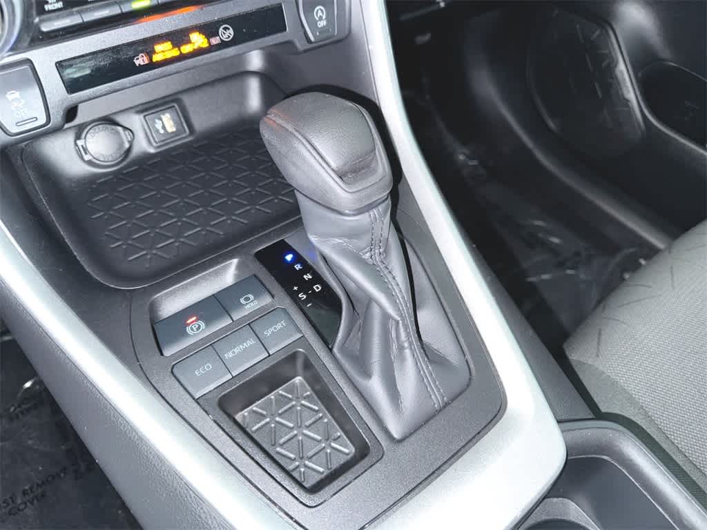 2024 Toyota RAV4 XLE 17