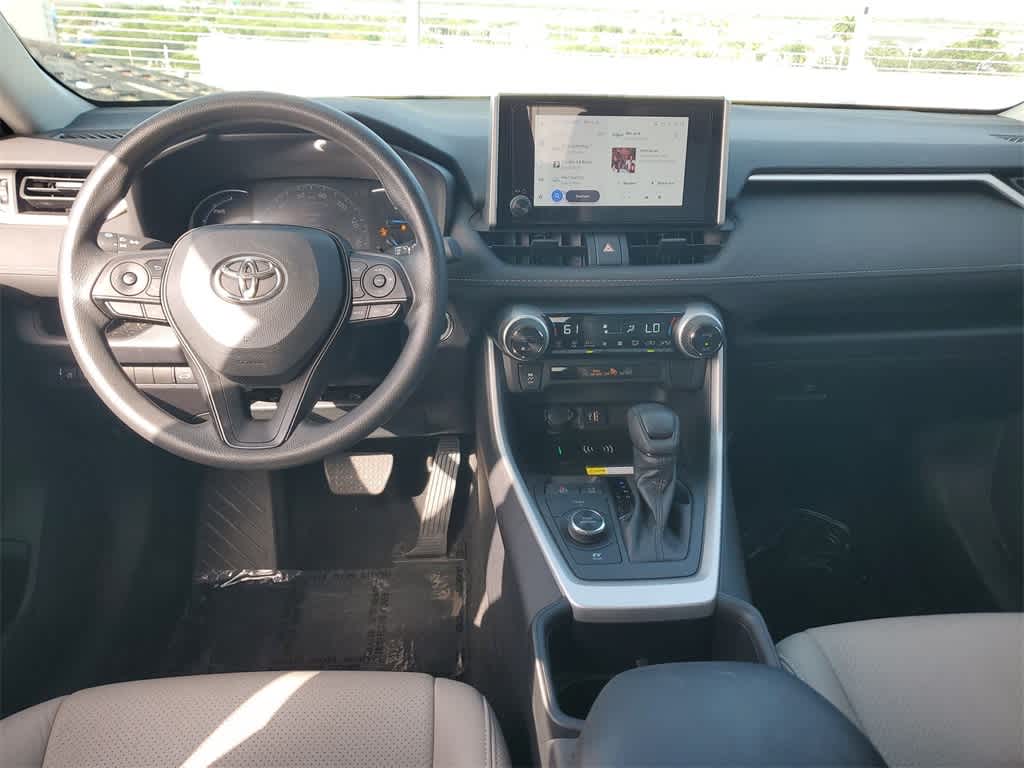 2024 Toyota RAV4 XLE 18