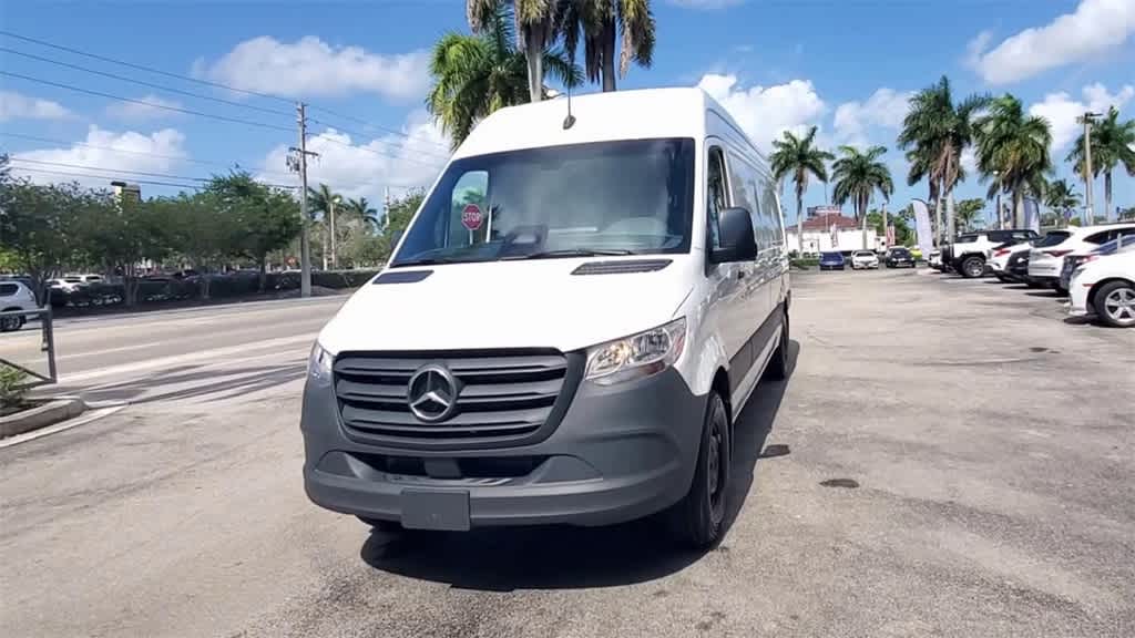 Thumbnail: 2025 Mercedes-Benz Sprinter - 3